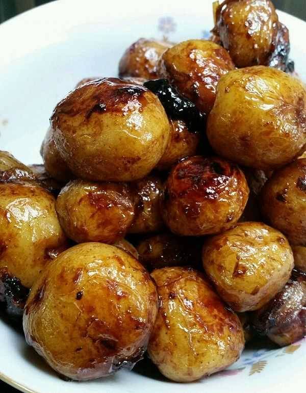 棲霞山居，溪流環(huán)繞在古村落捕魚看霞光