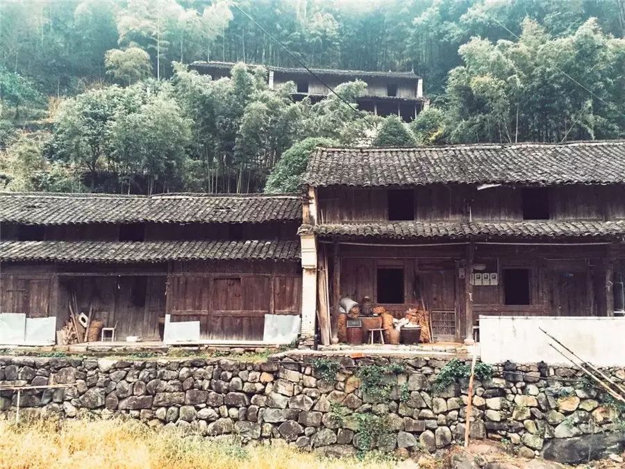 棲霞山居，溪流環(huán)繞在古村落捕魚看霞光