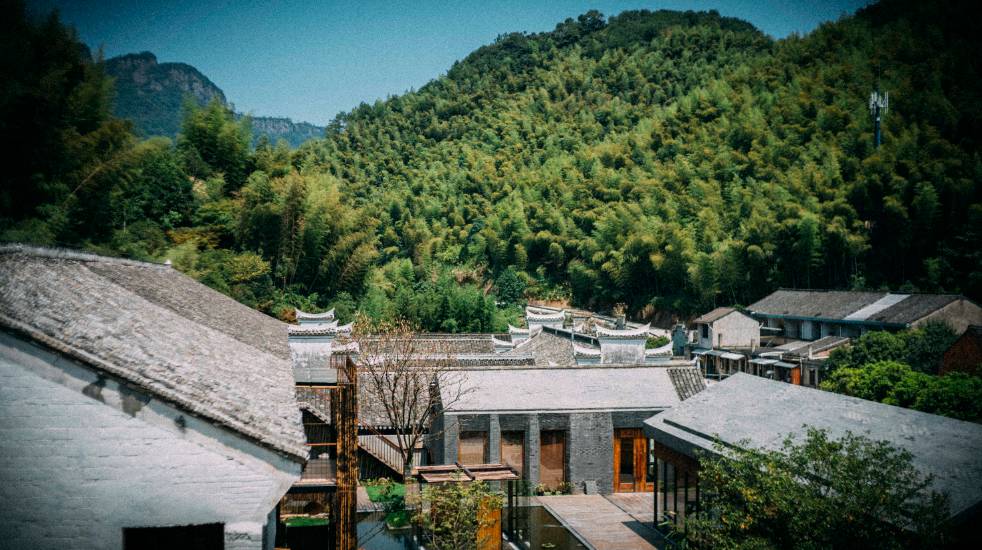 棲霞山居，溪流環(huán)繞在古村落捕魚看霞光