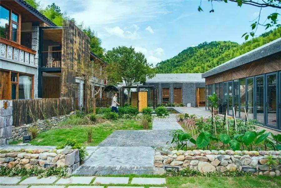 棲霞山居，溪流環(huán)繞在古村落捕魚看霞光