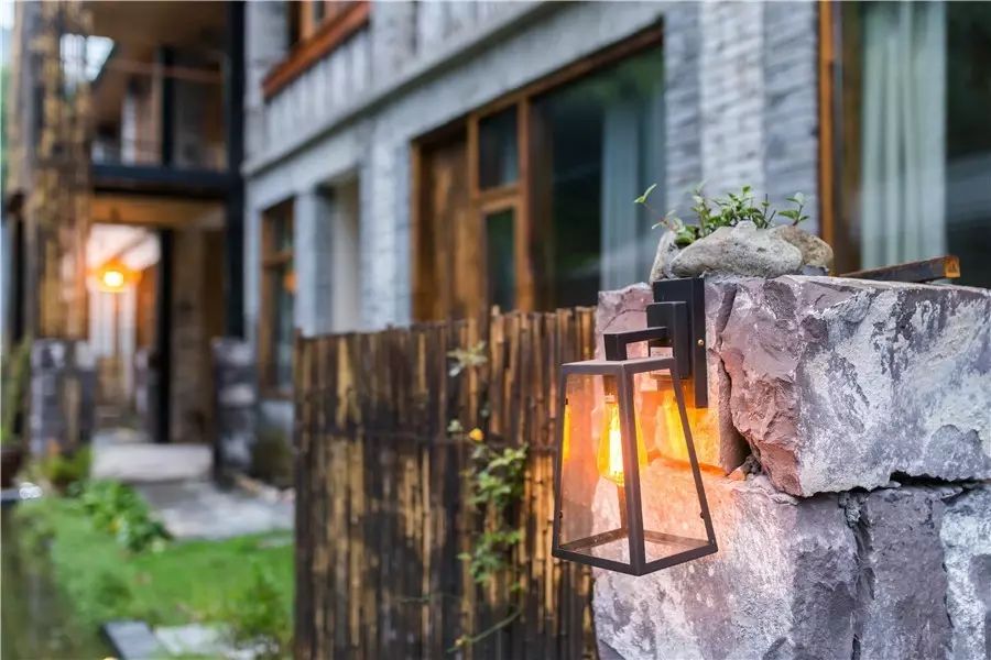 棲霞山居，溪流環(huán)繞在古村落捕魚看霞光