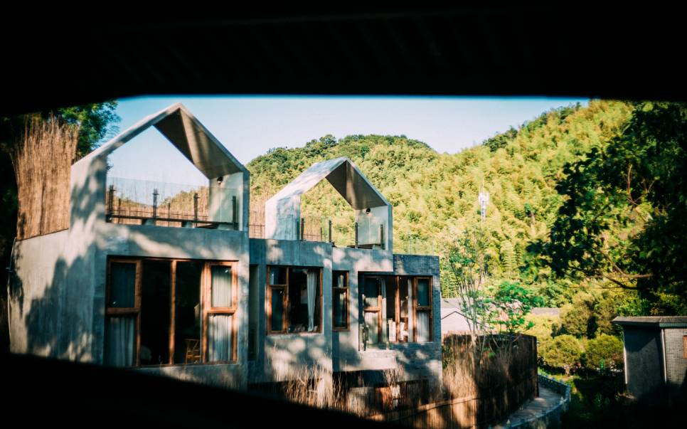 棲霞山居，溪流環(huán)繞在古村落捕魚看霞光