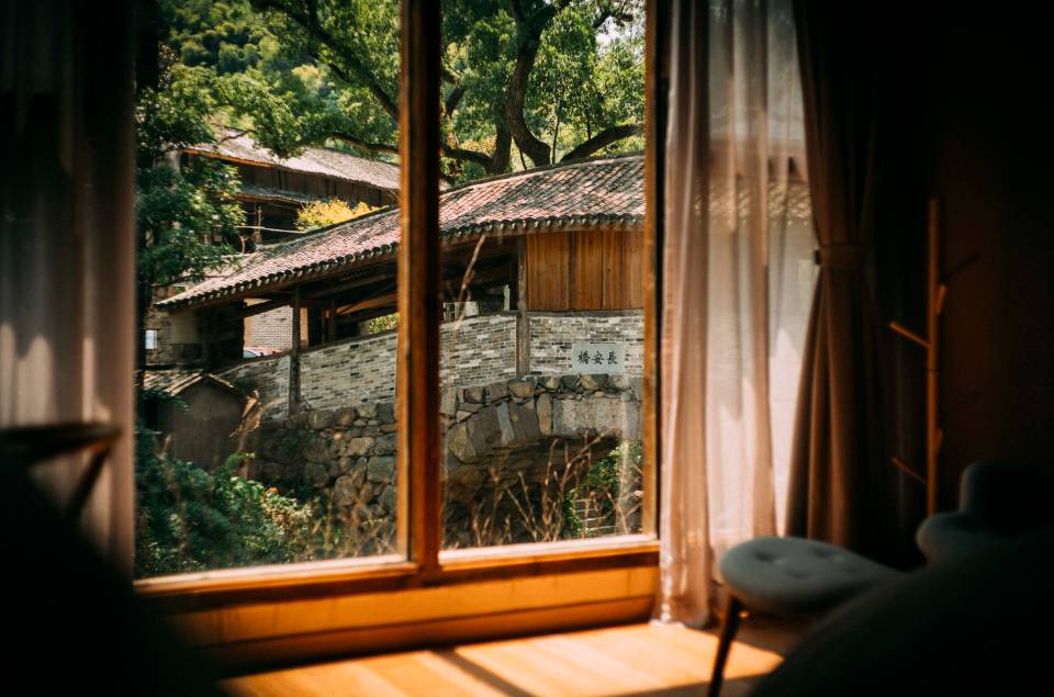 棲霞山居，溪流環(huán)繞在古村落捕魚看霞光