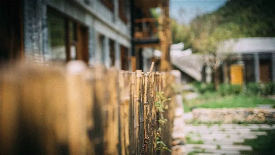 棲霞山居，溪流環(huán)繞在古村落捕魚看霞光