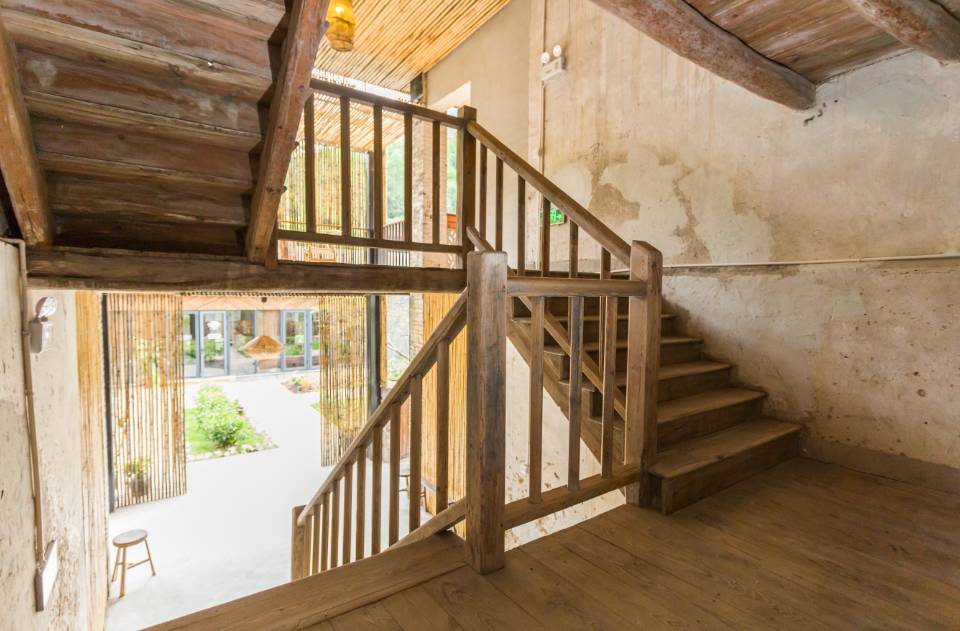 棲霞山居，溪流環(huán)繞在古村落捕魚看霞光