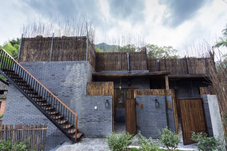 棲霞山居，溪流環(huán)繞在古村落捕魚看霞光