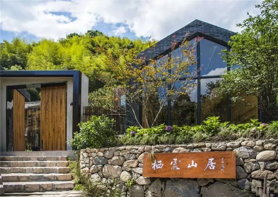 棲霞山居，溪流環(huán)繞在古村落捕魚看霞光