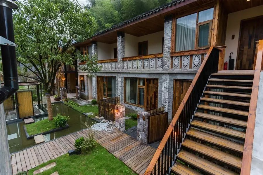 棲霞山居，溪流環(huán)繞在古村落捕魚看霞光