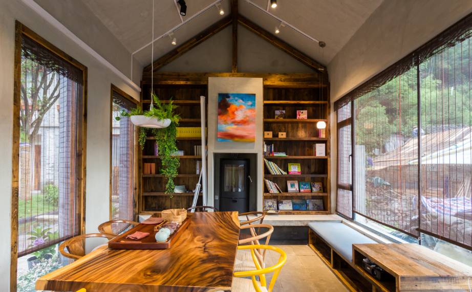 棲霞山居，溪流環(huán)繞在古村落捕魚看霞光