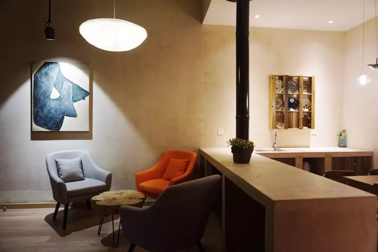 棲霞山居，溪流環(huán)繞在古村落捕魚看霞光