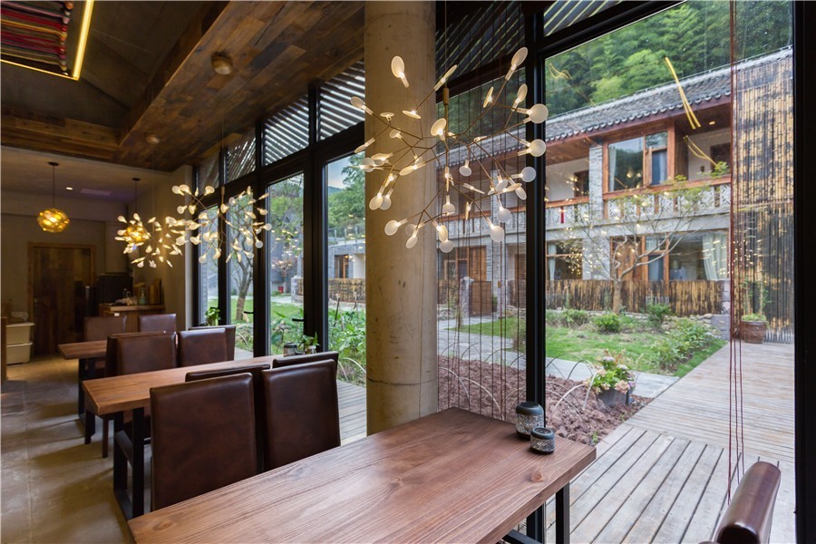 棲霞山居，溪流環(huán)繞在古村落捕魚看霞光