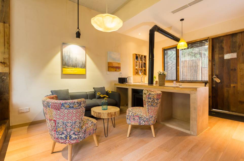 棲霞山居，溪流環(huán)繞在古村落捕魚看霞光