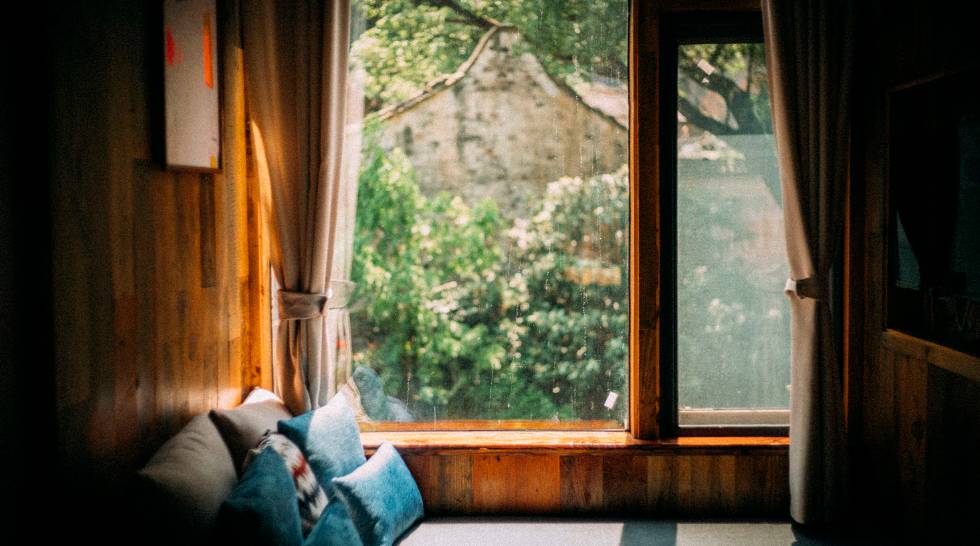 棲霞山居，溪流環(huán)繞在古村落捕魚看霞光