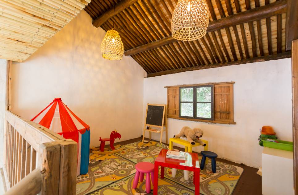 棲霞山居，溪流環(huán)繞在古村落捕魚看霞光