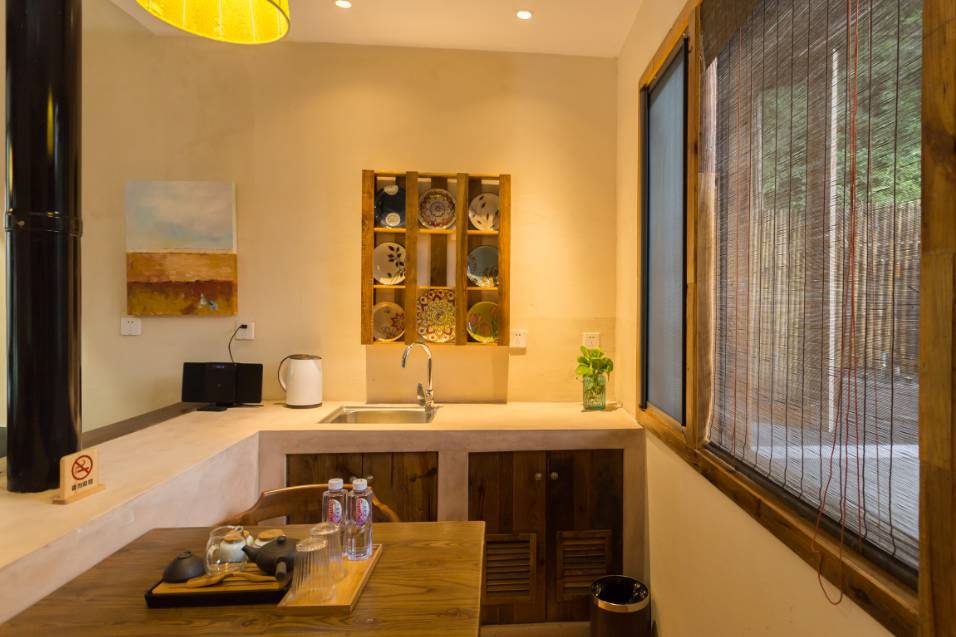 棲霞山居，溪流環(huán)繞在古村落捕魚看霞光