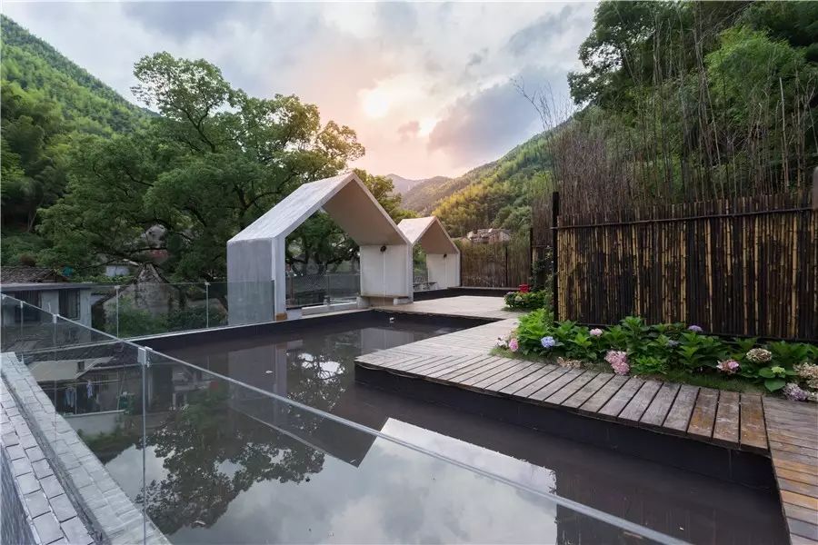 棲霞山居，溪流環(huán)繞在古村落捕魚看霞光