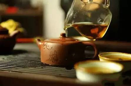 酒是一群人的寂寞，茶是一個人的狂歡