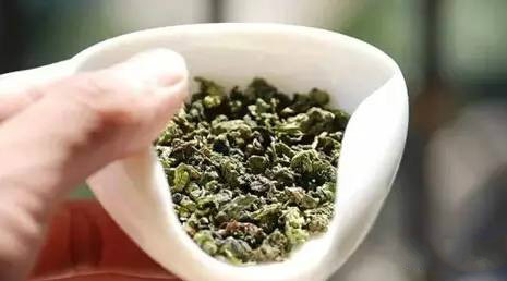 酒是一群人的寂寞，茶是一個人的狂歡