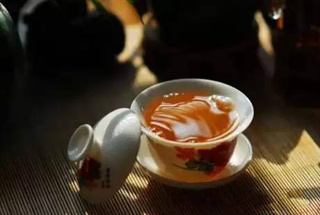 酒是一群人的寂寞，茶是一個人的狂歡