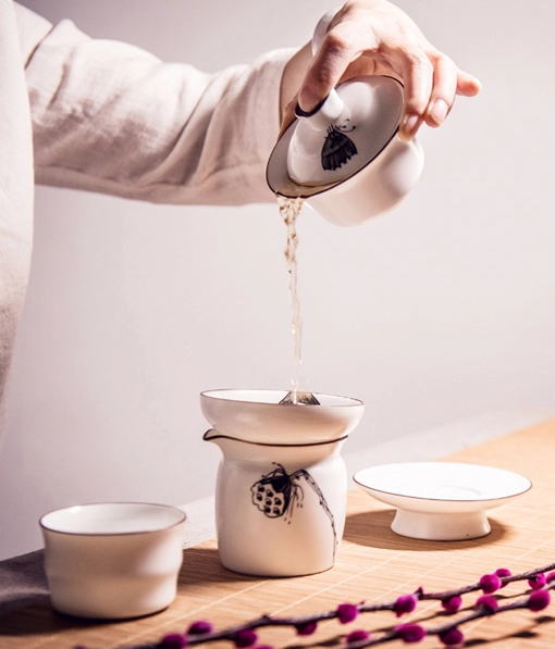 酒是一群人的寂寞，茶是一個人的狂歡