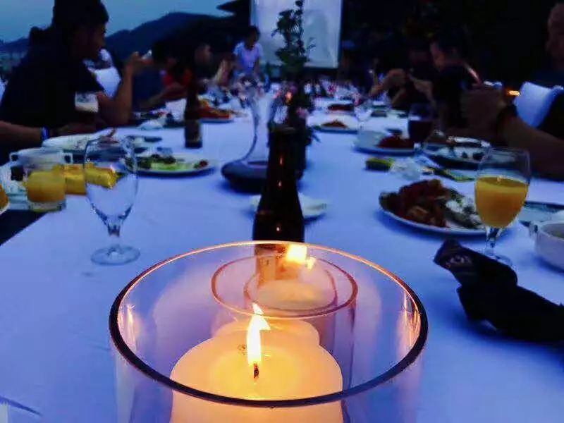 木葉夏民宿，云天收夏色木葉動(dòng)秋聲