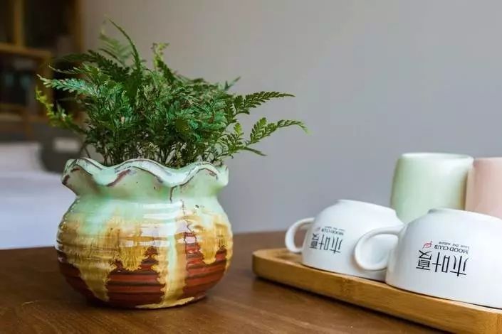 木葉夏民宿，云天收夏色木葉動秋聲