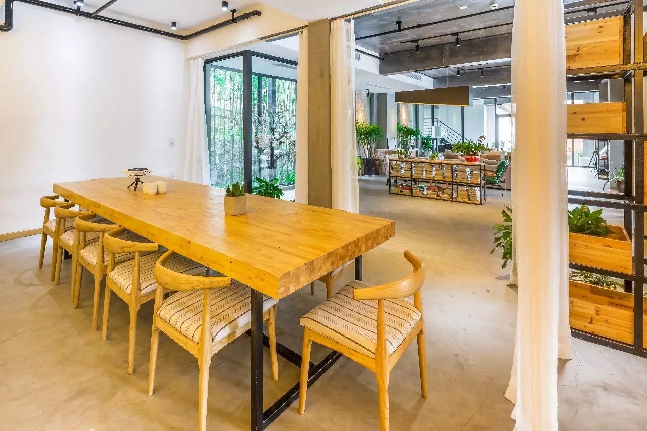 木葉夏民宿，云天收夏色木葉動(dòng)秋聲