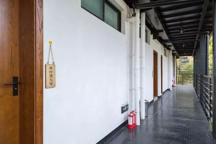 木葉夏民宿，云天收夏色木葉動(dòng)秋聲