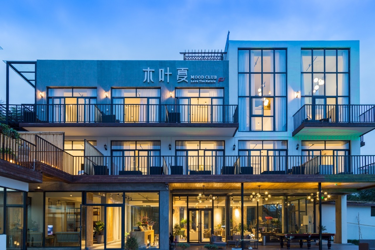 木葉夏民宿，云天收夏色木葉動(dòng)秋聲