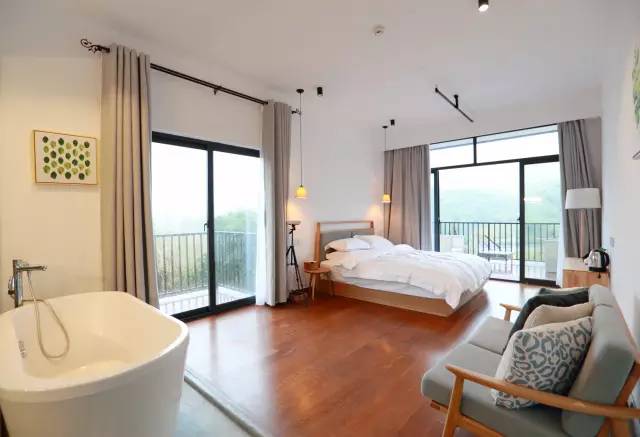 木葉夏民宿，云天收夏色木葉動(dòng)秋聲