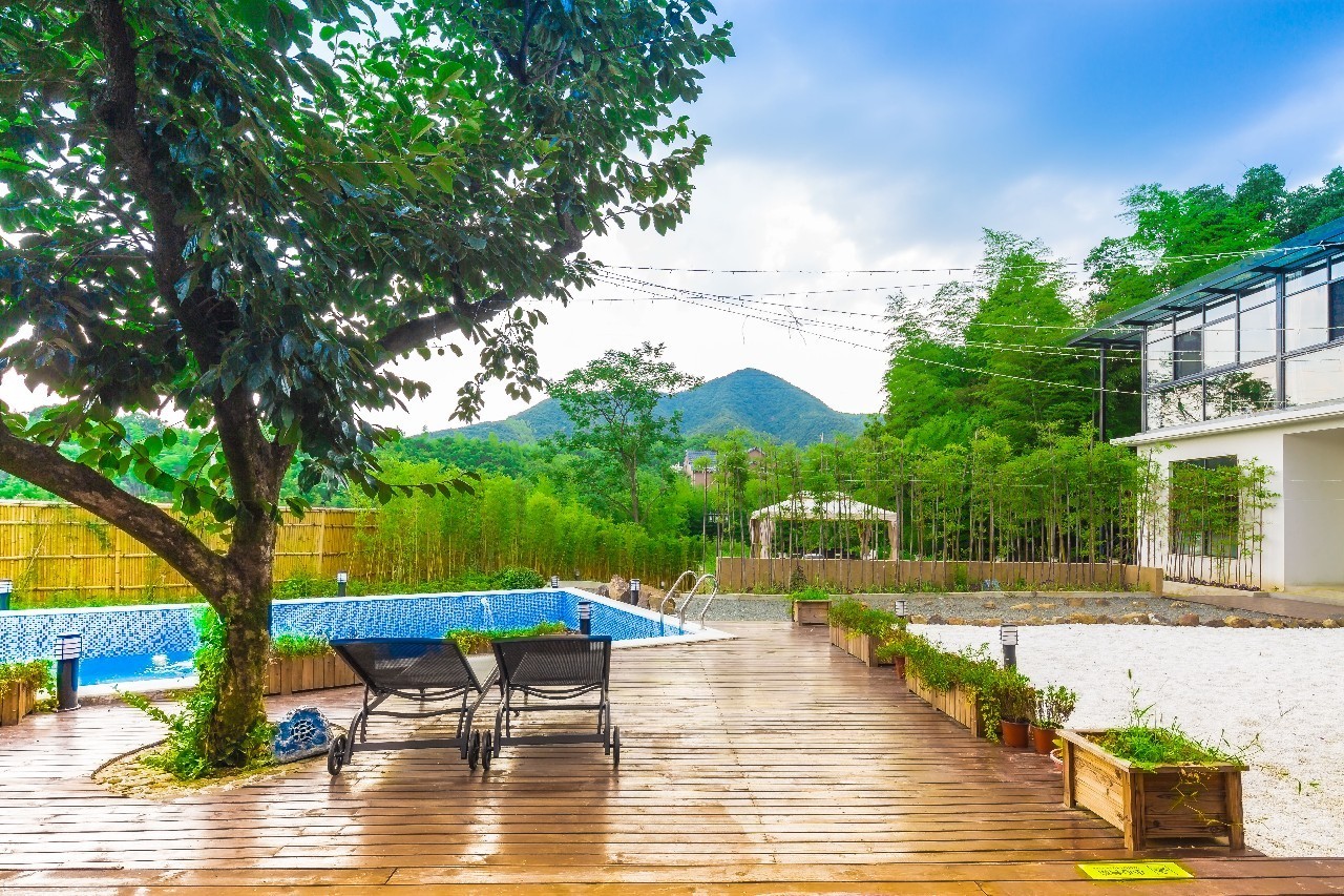 木葉夏民宿，云天收夏色木葉動(dòng)秋聲