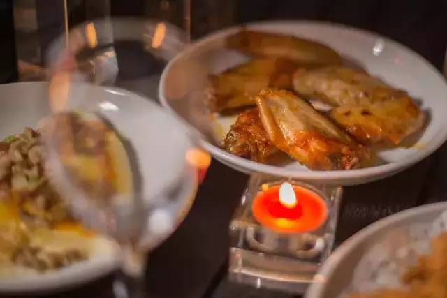 木葉夏民宿，云天收夏色木葉動秋聲