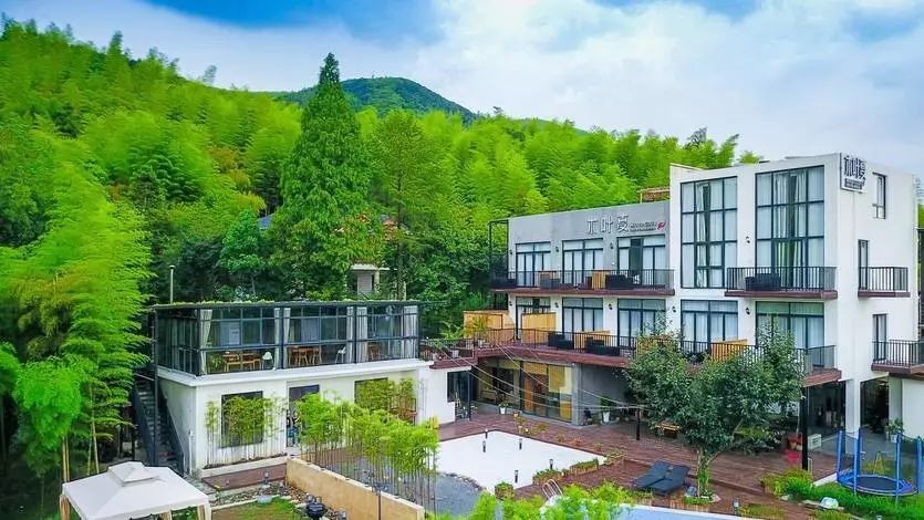 木葉夏民宿，云天收夏色木葉動秋聲