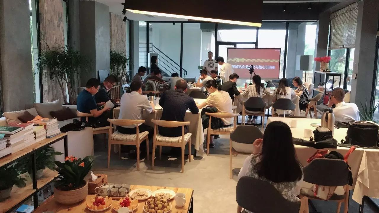 木葉夏民宿，云天收夏色木葉動秋聲