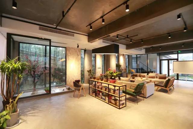 木葉夏民宿，云天收夏色木葉動秋聲