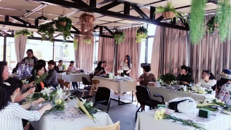 木葉夏民宿，云天收夏色木葉動秋聲