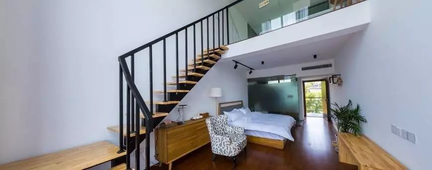 木葉夏民宿，云天收夏色木葉動秋聲