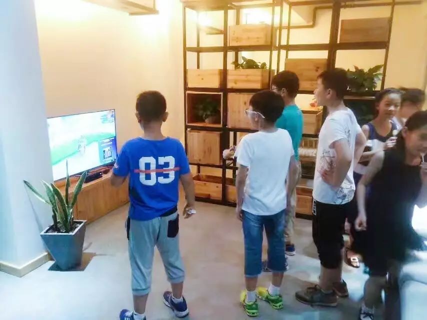 木葉夏民宿，云天收夏色木葉動秋聲