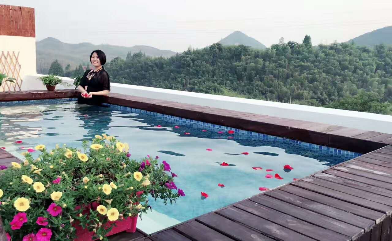 木葉夏民宿，云天收夏色木葉動秋聲