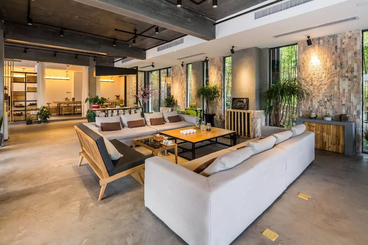 木葉夏民宿，云天收夏色木葉動秋聲