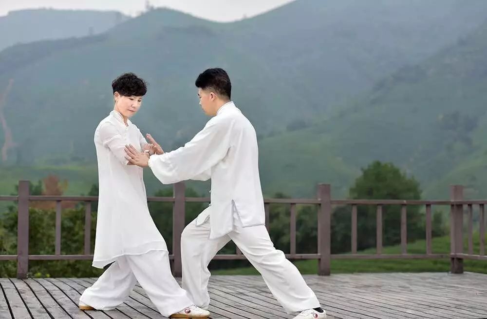 木葉夏民宿，云天收夏色木葉動(dòng)秋聲