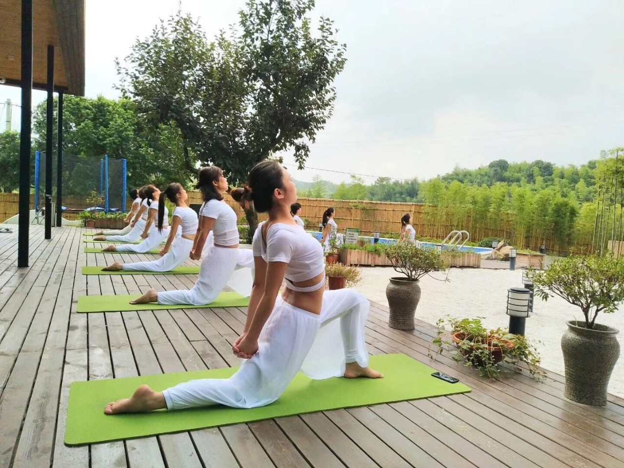 木葉夏民宿，云天收夏色木葉動(dòng)秋聲