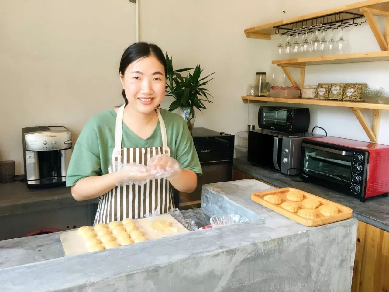 木葉夏民宿，云天收夏色木葉動(dòng)秋聲