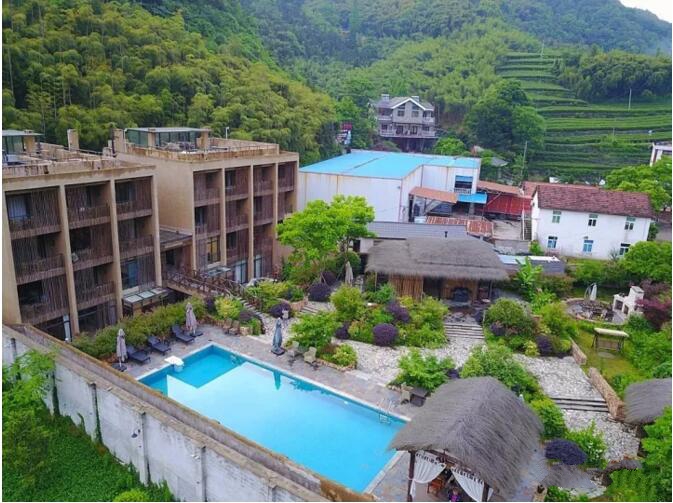 莫干山遙遠(yuǎn)的山民宿，溪聲不絕耳山色不離門