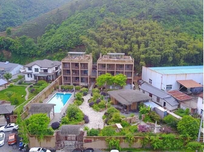 莫干山遙遠(yuǎn)的山民宿，溪聲不絕耳山色不離門