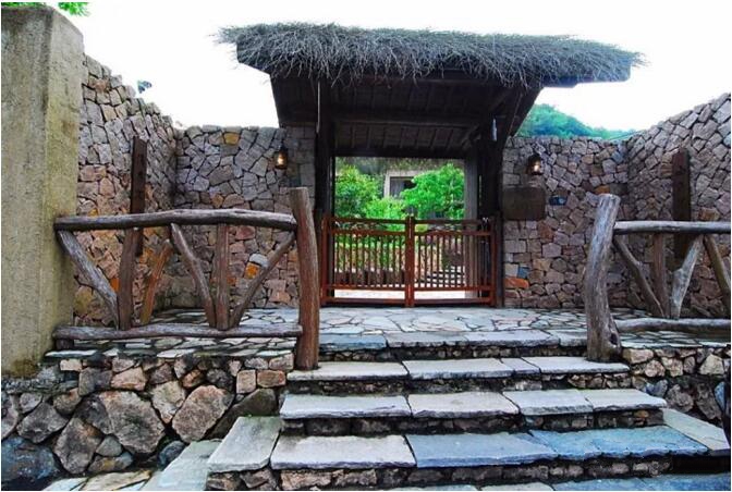 莫干山遙遠(yuǎn)的山民宿，溪聲不絕耳山色不離門