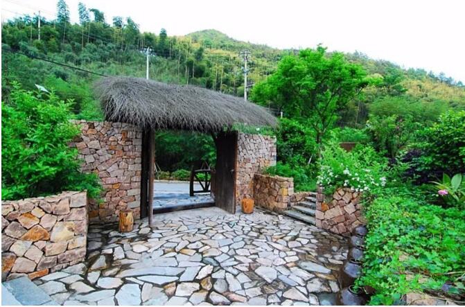 莫干山遙遠(yuǎn)的山民宿，溪聲不絕耳山色不離門