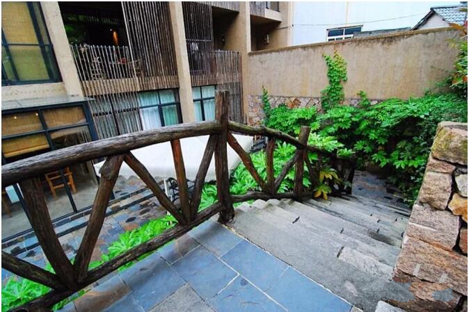 莫干山遙遠(yuǎn)的山民宿，溪聲不絕耳山色不離門