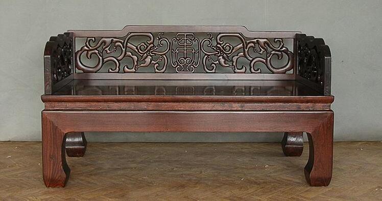 貴妃榻，榻上有一朵綻放的花