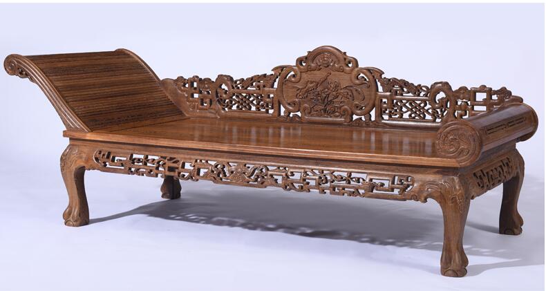 貴妃榻，榻上有一朵綻放的花